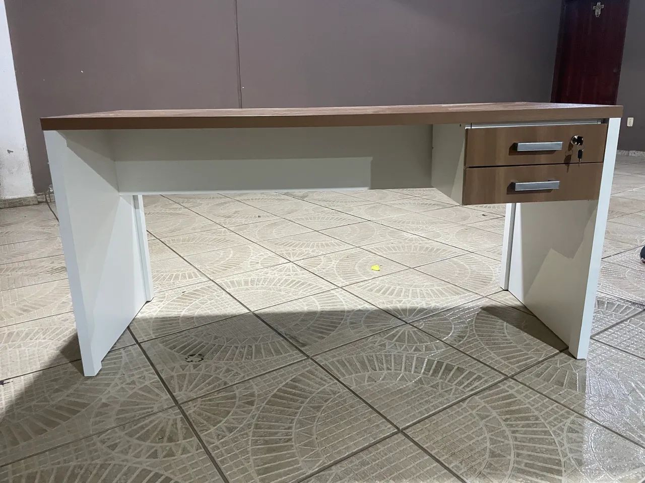 Mesa escritório com 2 gavetas com chave  - Foto 3