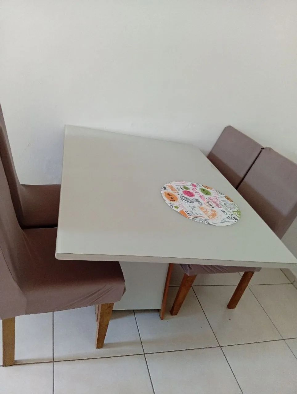 Vende se uma mesa de 4 cadeiras 