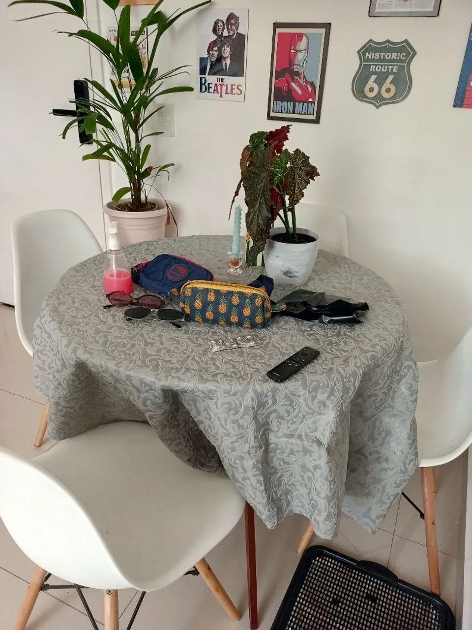 Mesa com quatro cadeiras