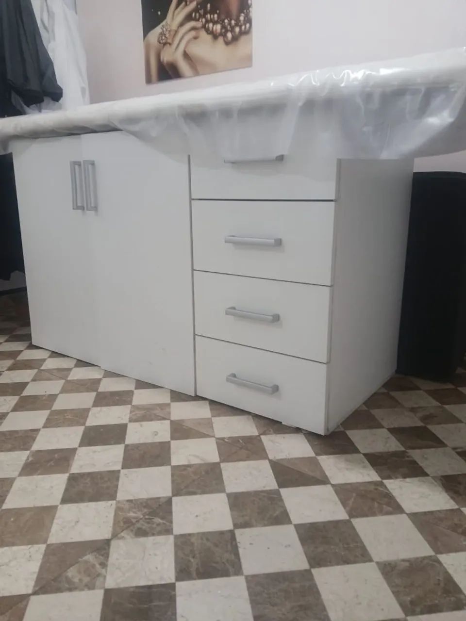 Maca com gaveta e porta