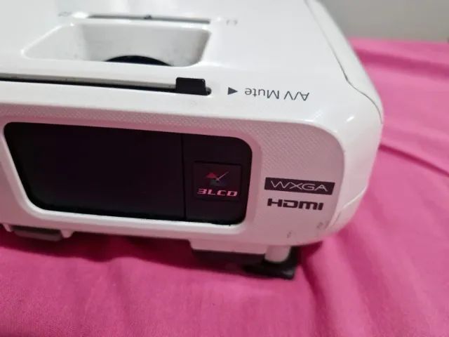 Epson W18+ Projetor Pouco uso - Filmes e aulas / Muito brilho resolução melhor que X e S - Foto 3