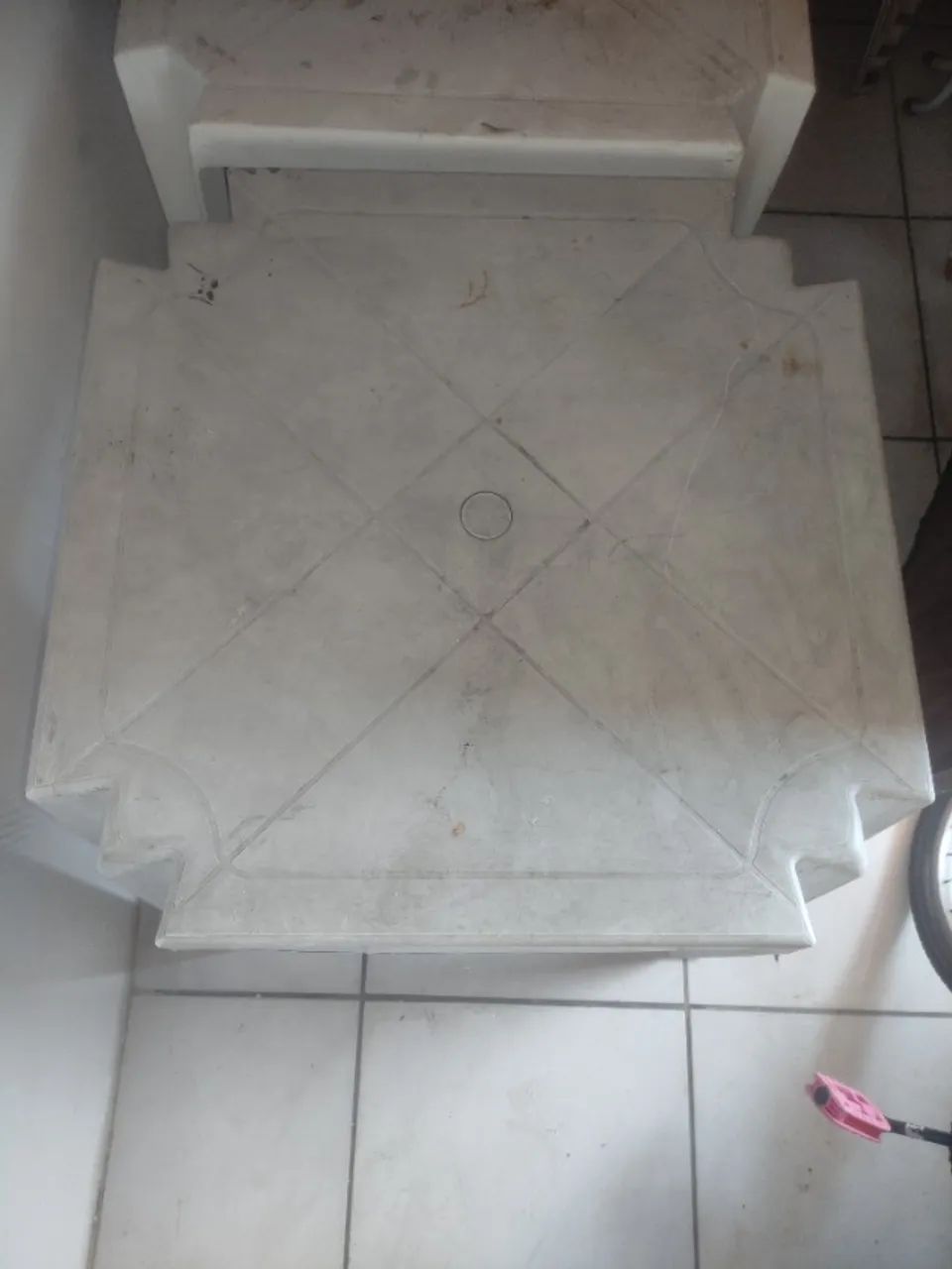 8 cadeiras de plástico e 2 mesas  - Foto 5