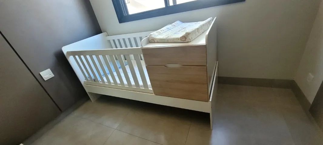 Berço com cômoda e cama acessória