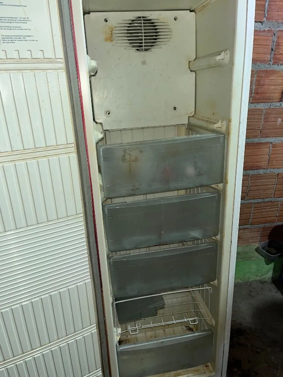 Freezer vertical com defeito 100$ - Foto 2