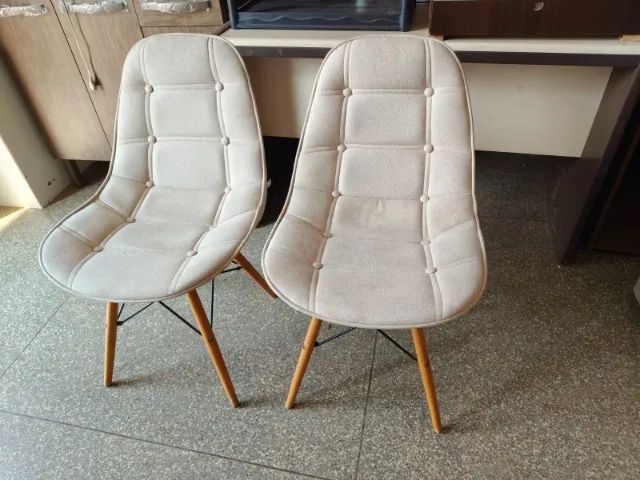 Vendo kit com 2 cadeiras modelo Charles Eames Botonê, estofadas em tecido macio na cor beg