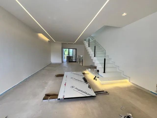 Casa Moderna com Piscina e Fundo para Reserva no Reserva da Morada | 3 Suítes | 190m²