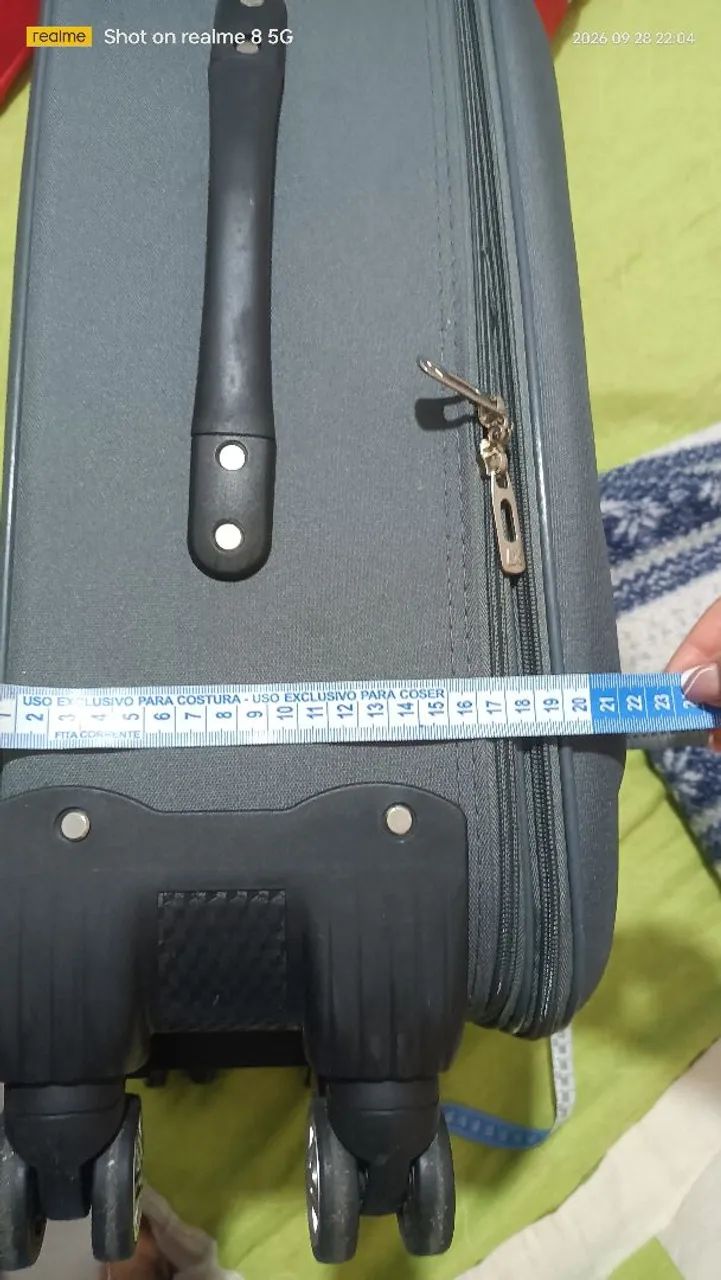Mala de viagem média.