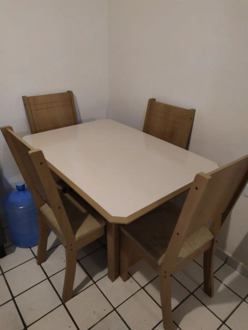 Mesa de jantar 4 cadeiras