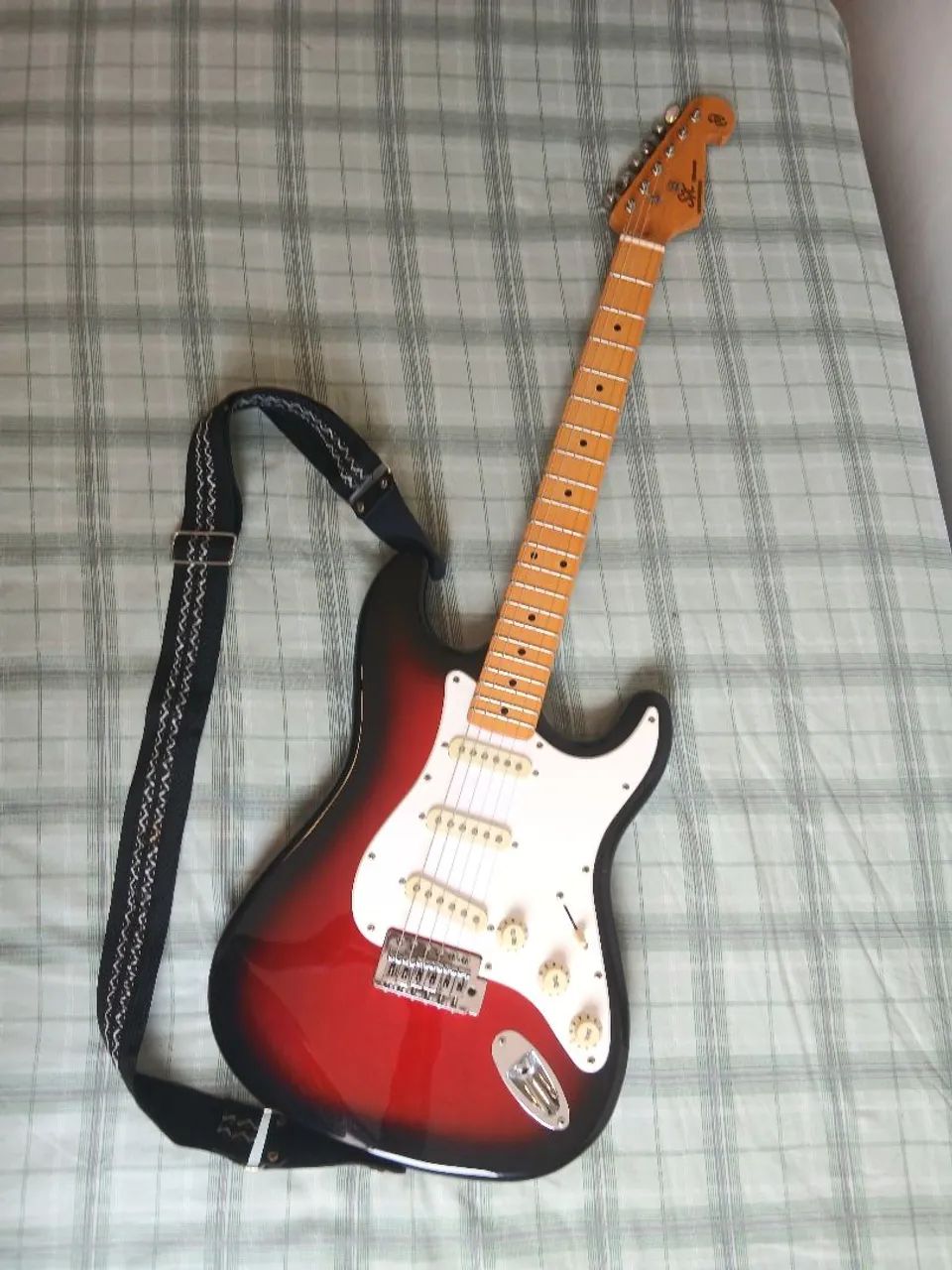 Guitarra com caixa amplificadora - Foto 4