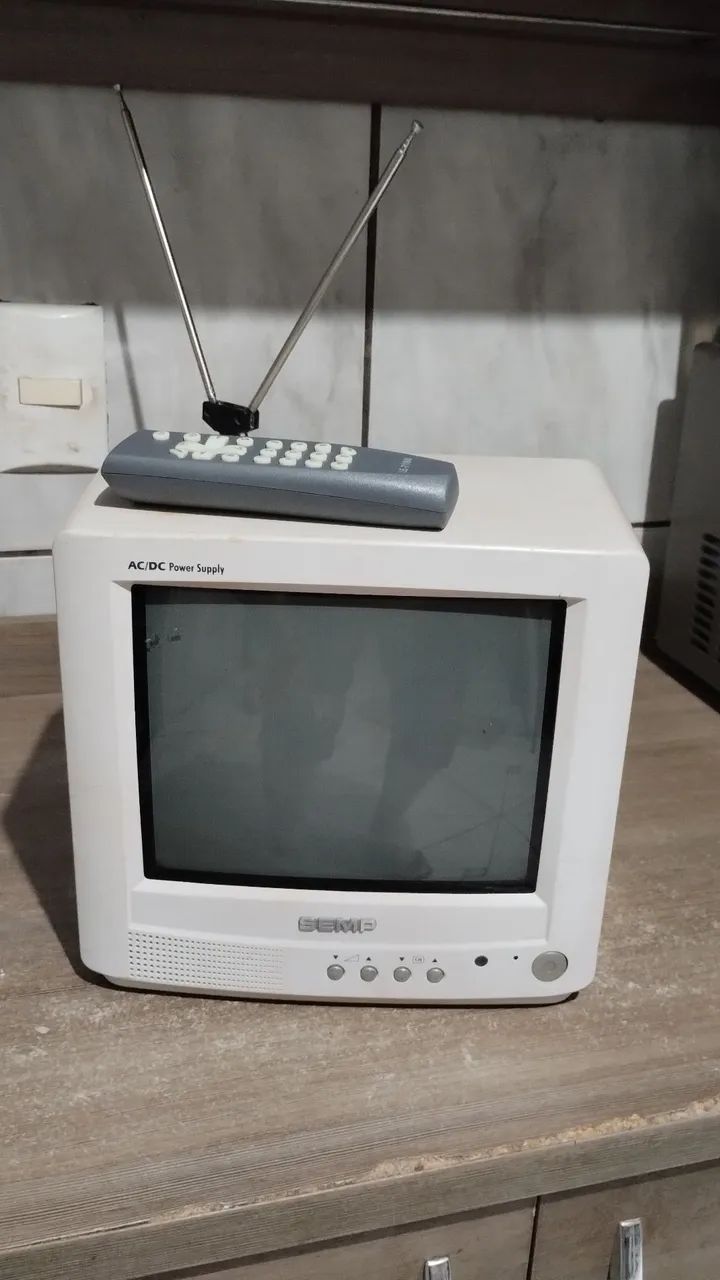 Tv de tubo Semp 10 polegadas com Rádio Fm.