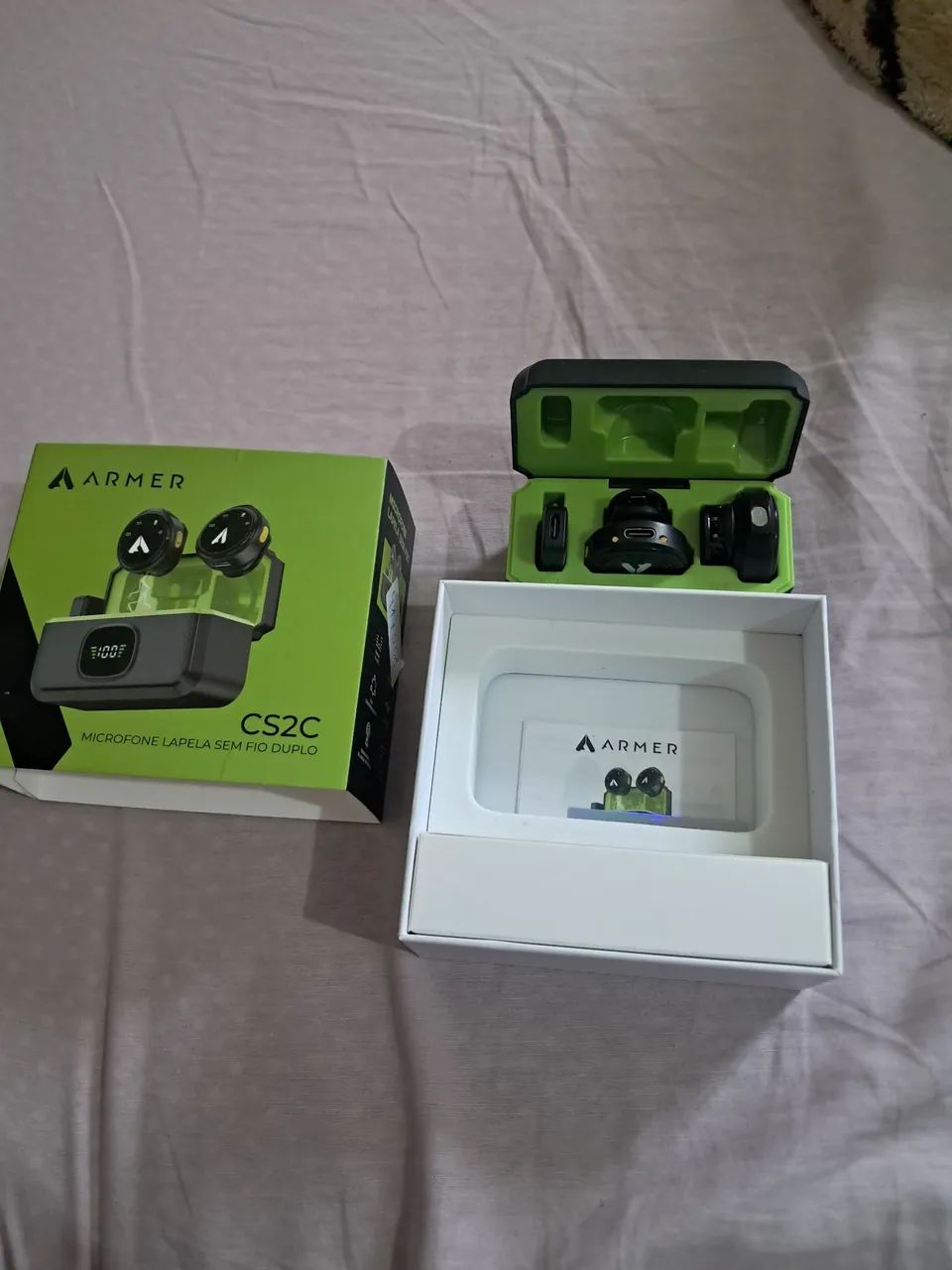 Microfones sem fio novos na caixa .