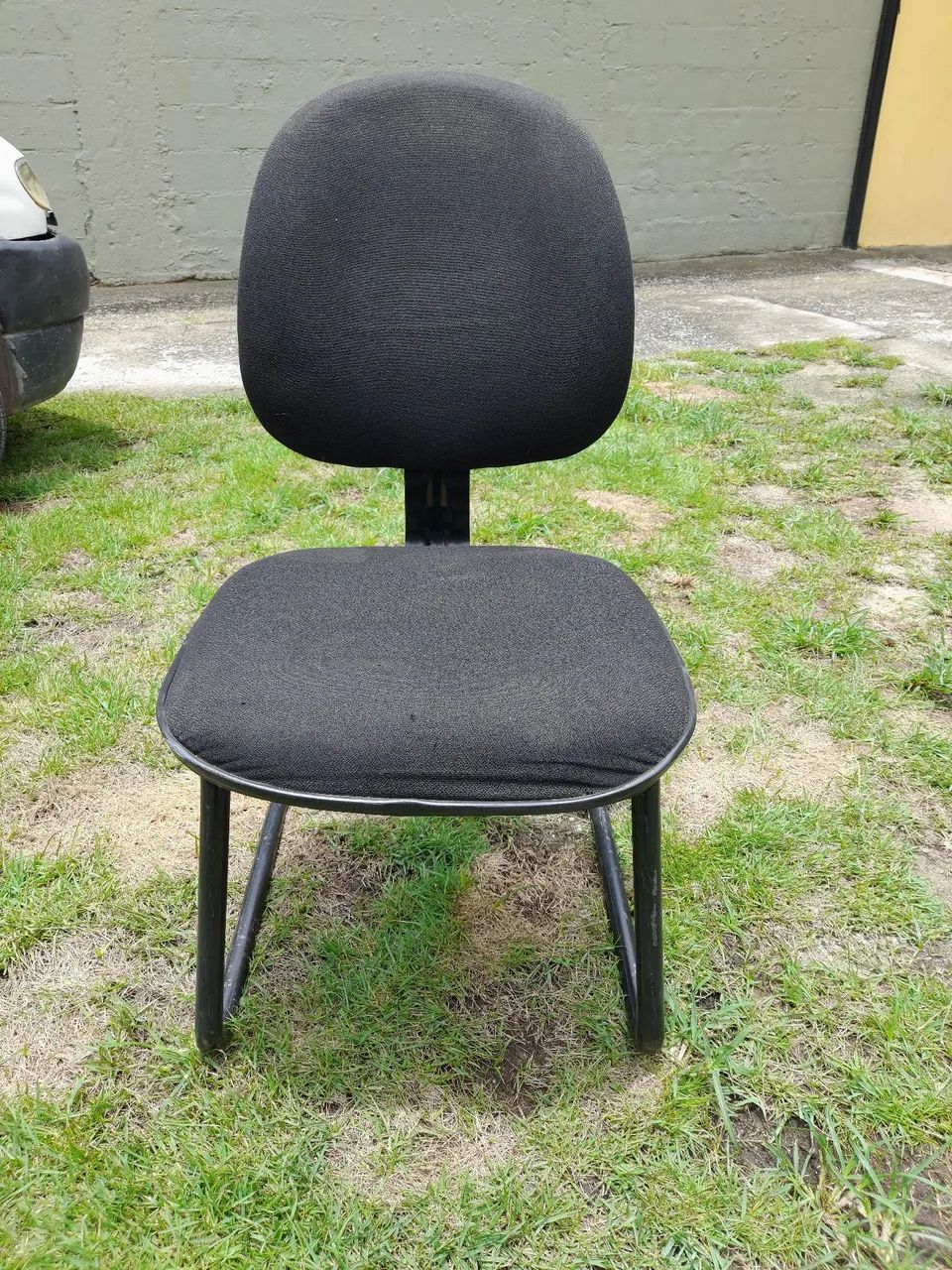 Cadeira fixa preta em ótimo estado 