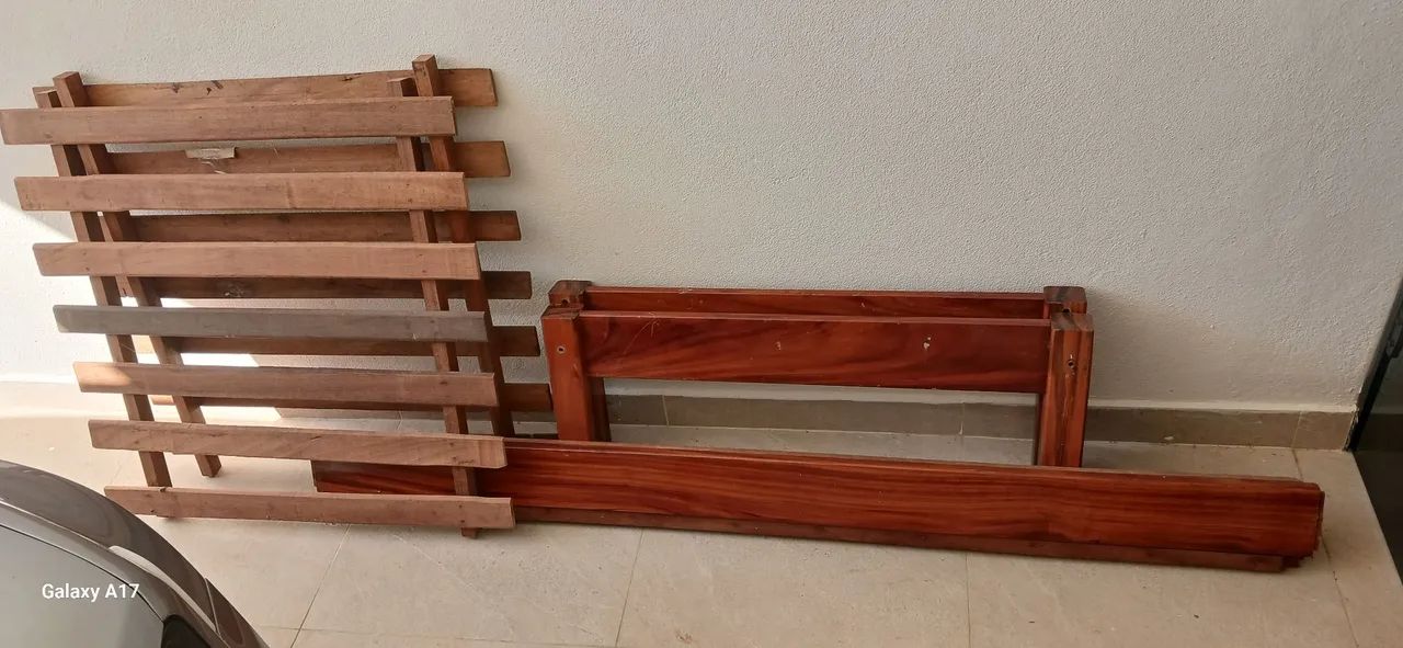 Cama de madeira de solteiro 