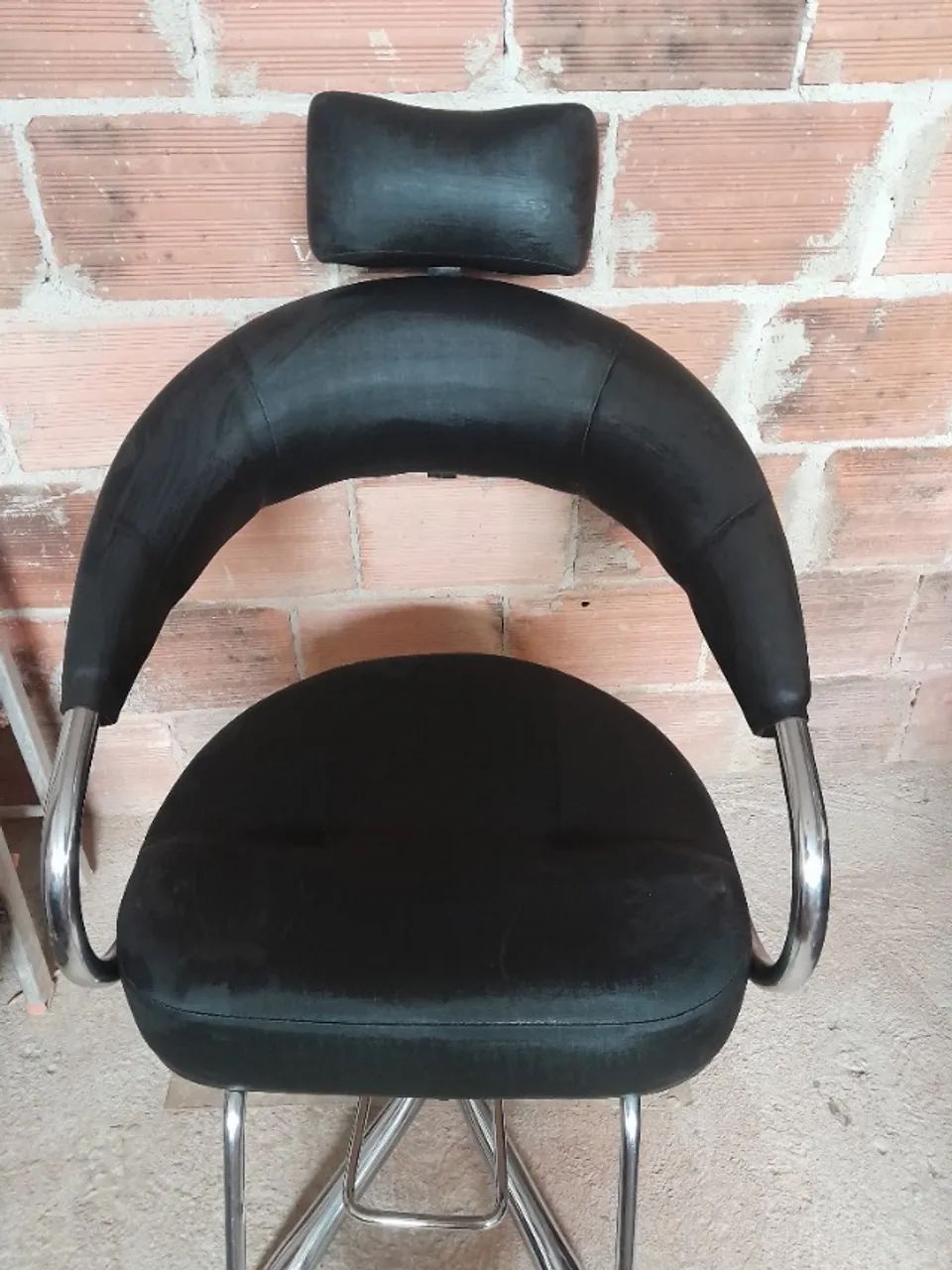 Cadeira para salão em perfeito estado,estofado preto,confortável e moderna. - Foto 4