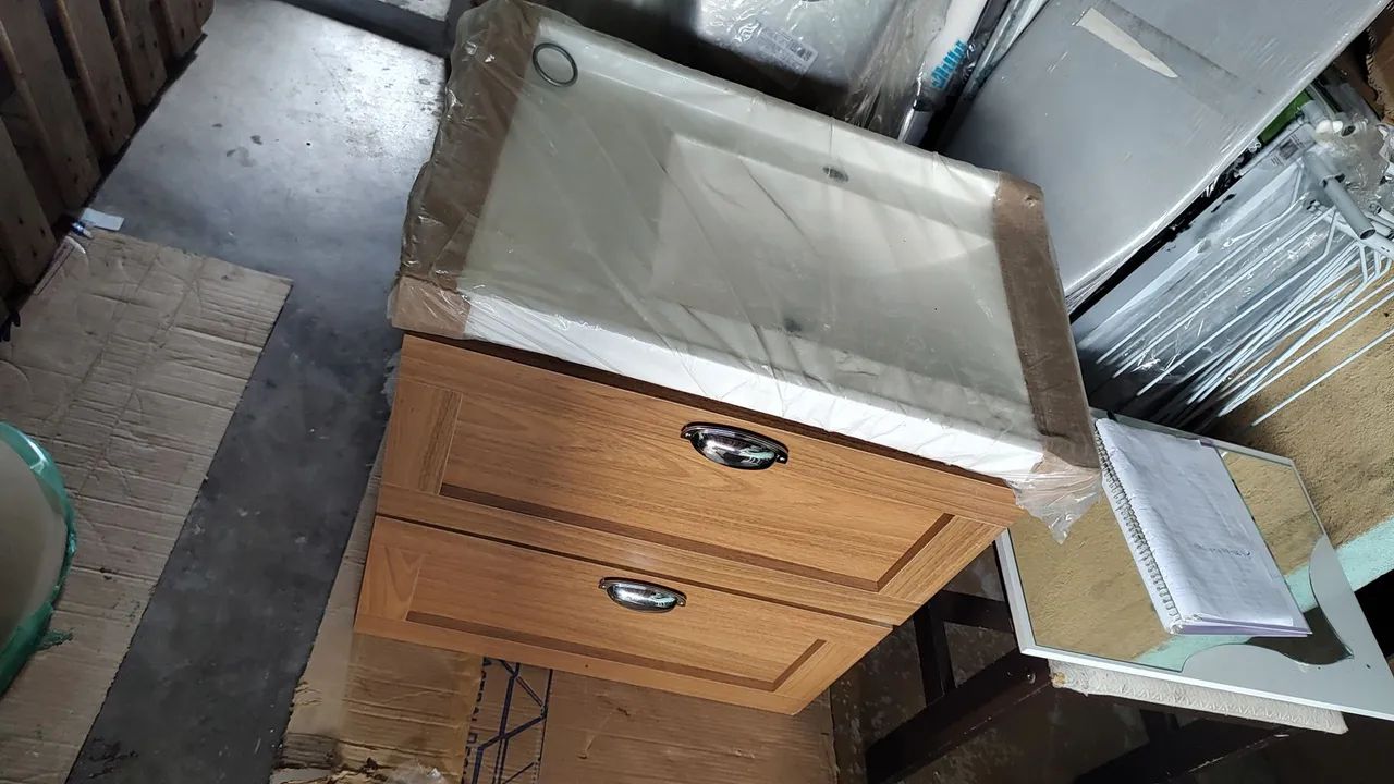 Vendo material tintas diversas e armário e muito mais 