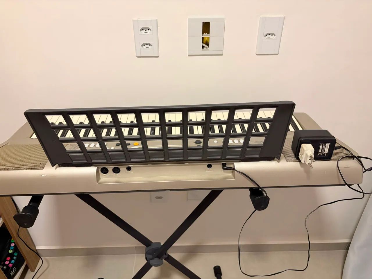 Um teclado musical modelo Yamaha PSR e313 - Foto 2