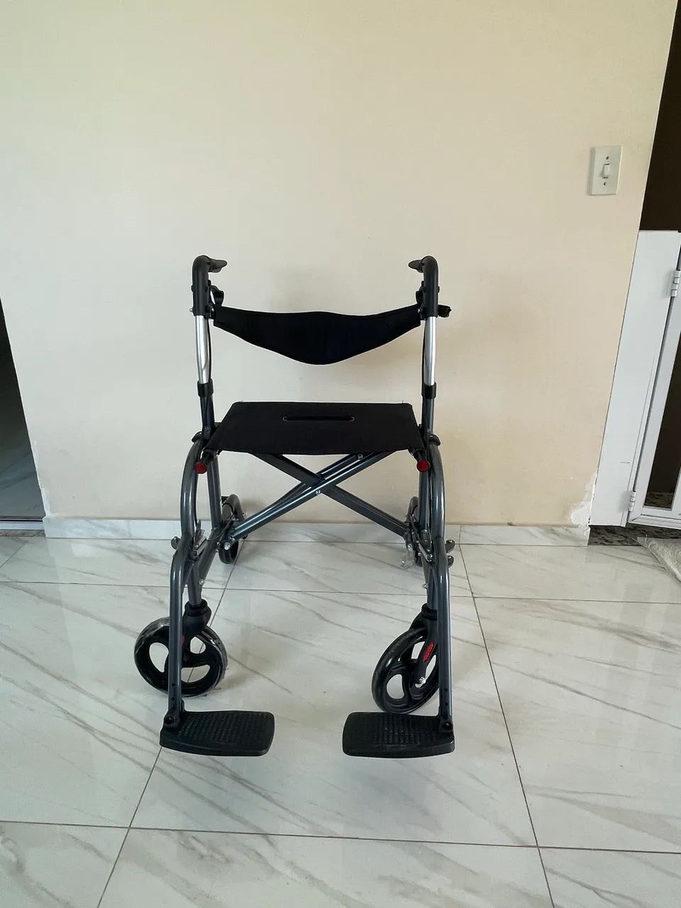 Vendo andador com cadeira de rodas