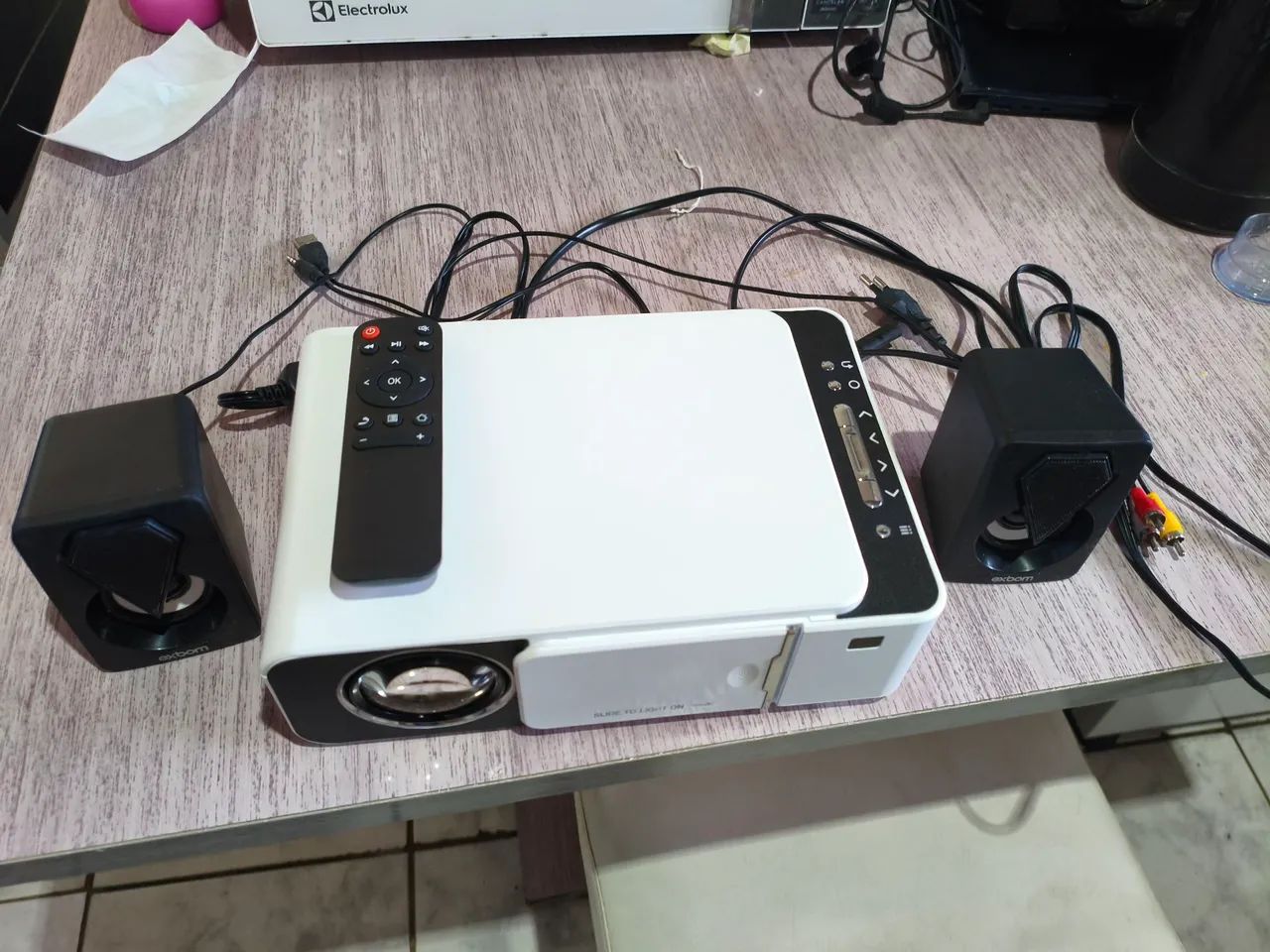 Projetor Led Novo com caixinhas de som  - Foto 2