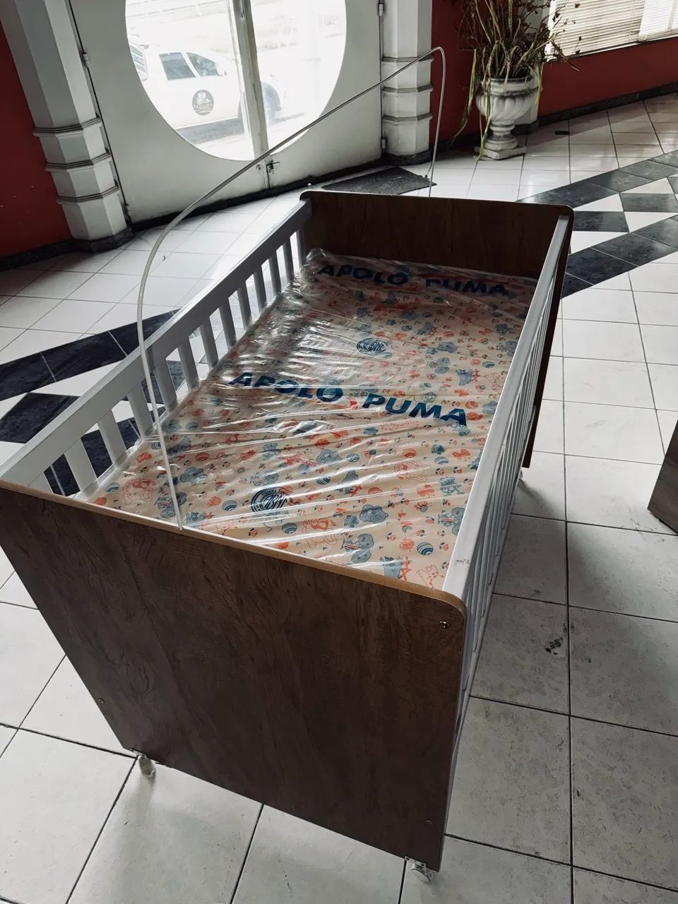 Berço Infantil Branco e Amadeirado com Suporte para Mosquiteiro - Foto 2