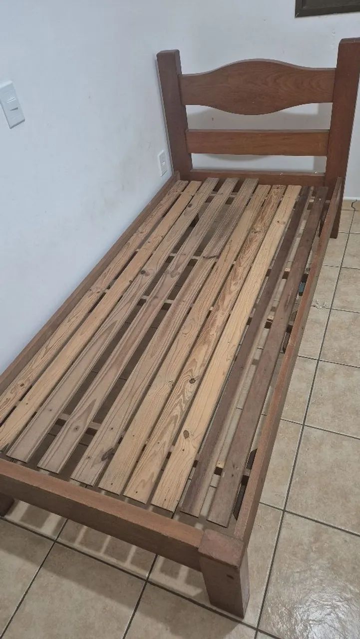 Cama de solteiro de madeira maciça com colchão (ótimo estado)  - Foto 2