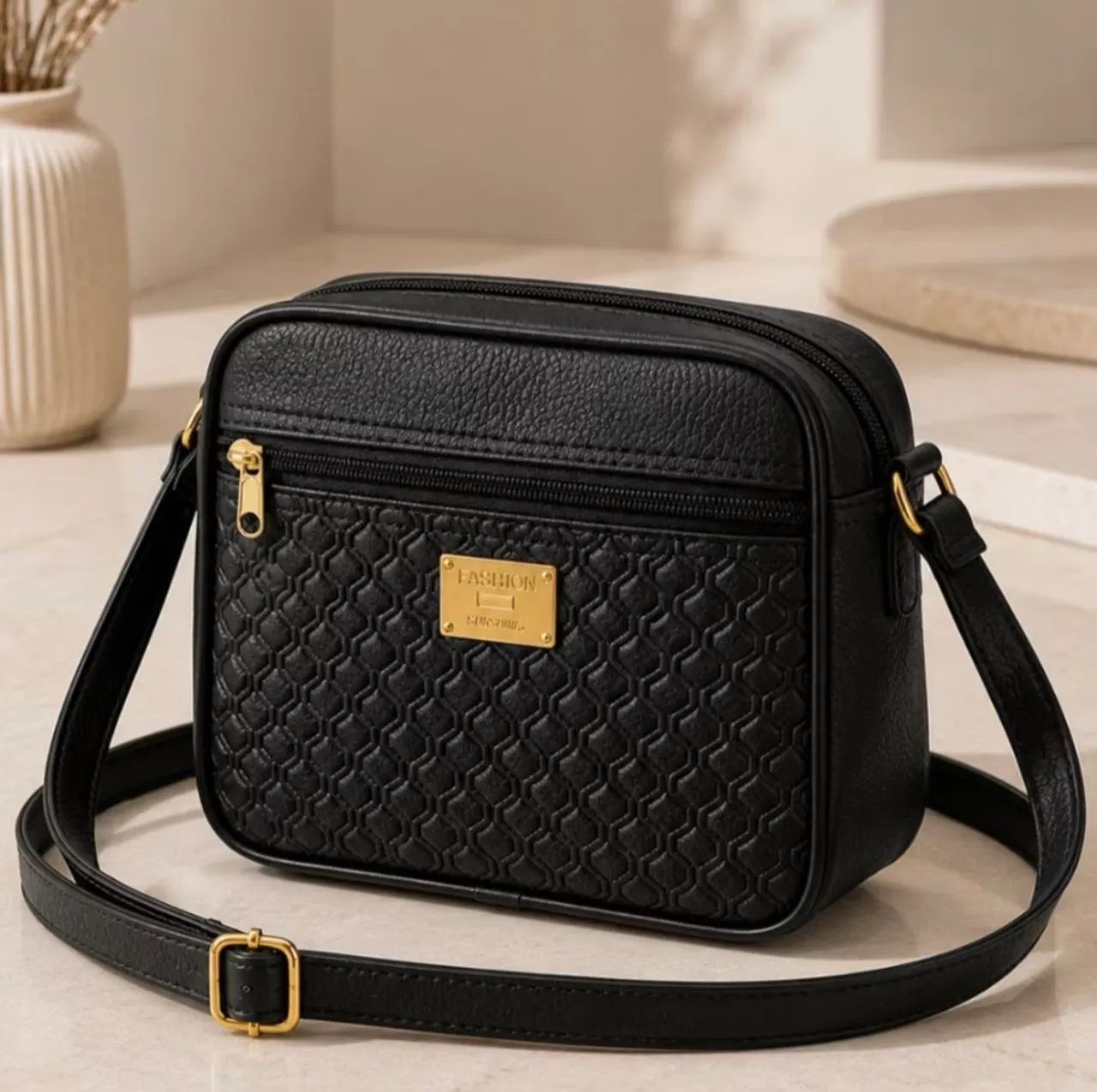 Bolsa Feminina transversal em couro sintético.  - Foto 2