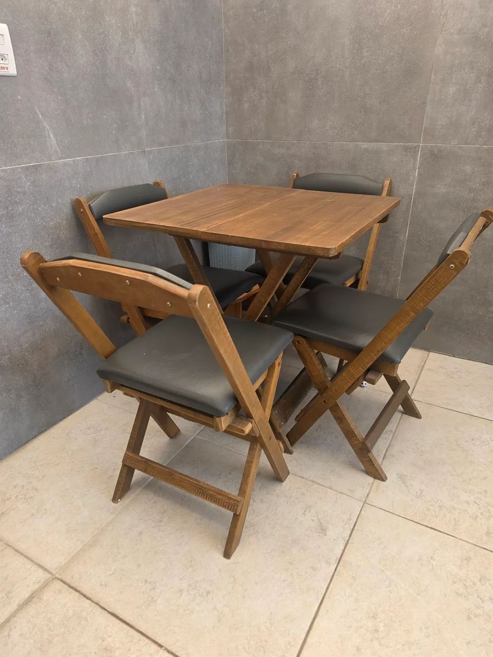 Mesa com 4 cadeiras estofadas 
