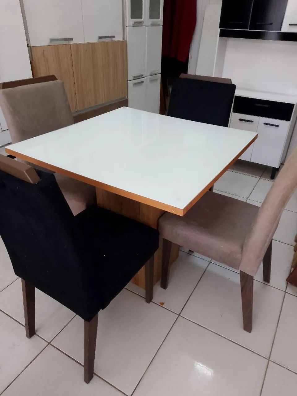 Mesa de vidro com quatro cadeiras 