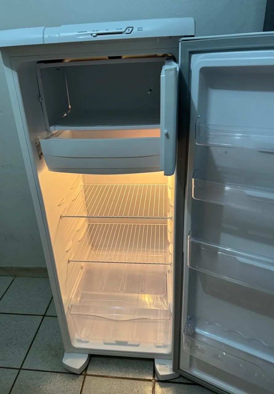 GELADEIRA À VENDA ? SUPER CONSERVADA / PRATICAMENTE NOVA - Foto 4