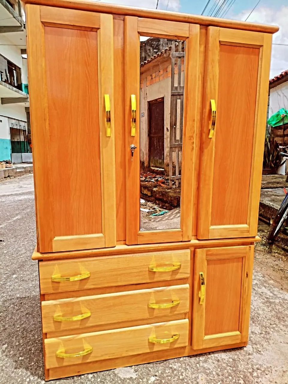Guarda roupa de solteiro - madeira Tatajuba 3 portas 3 gavetas completo com espelho novo - Foto 5