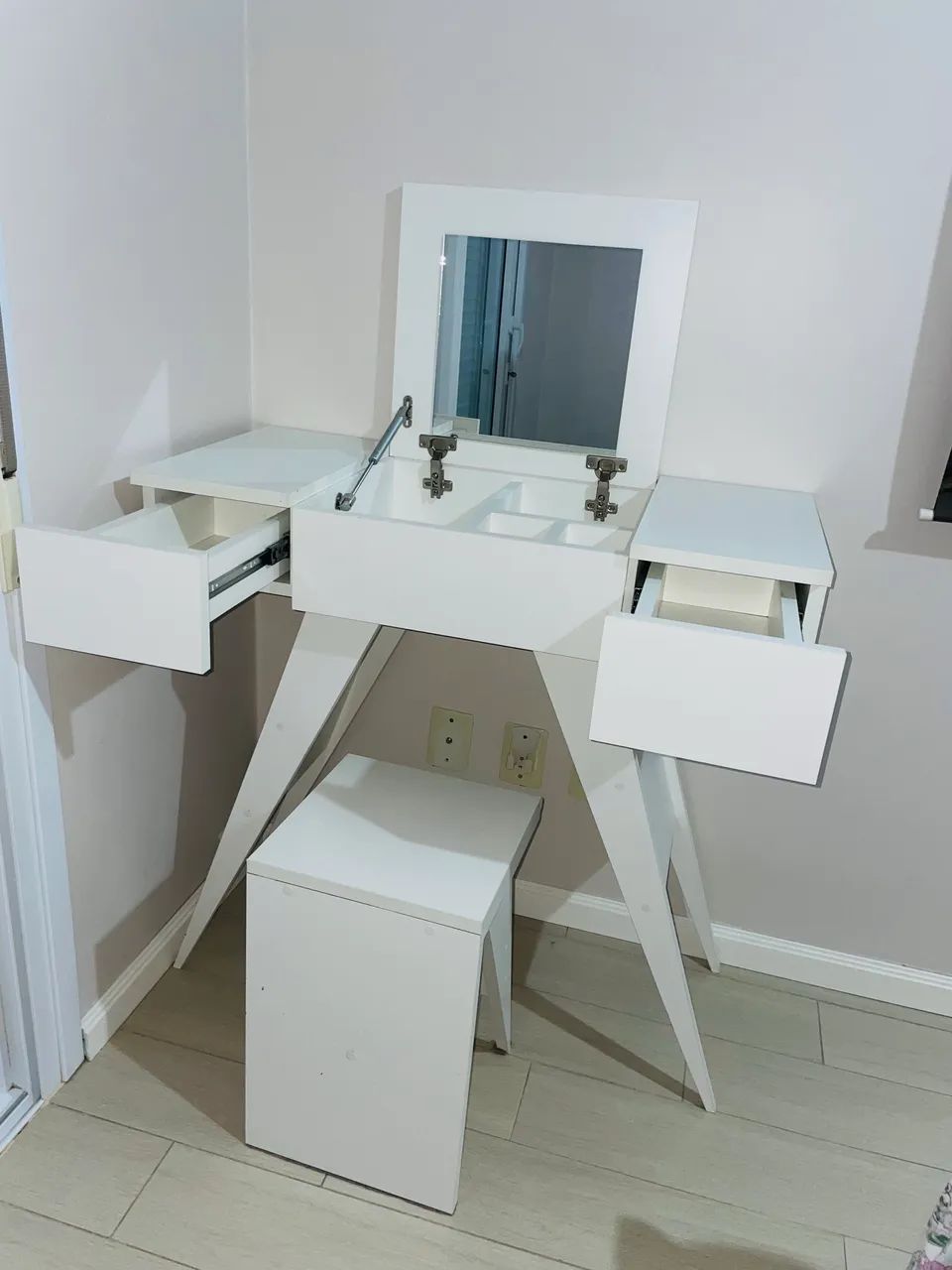Dressing Table467357324532797445