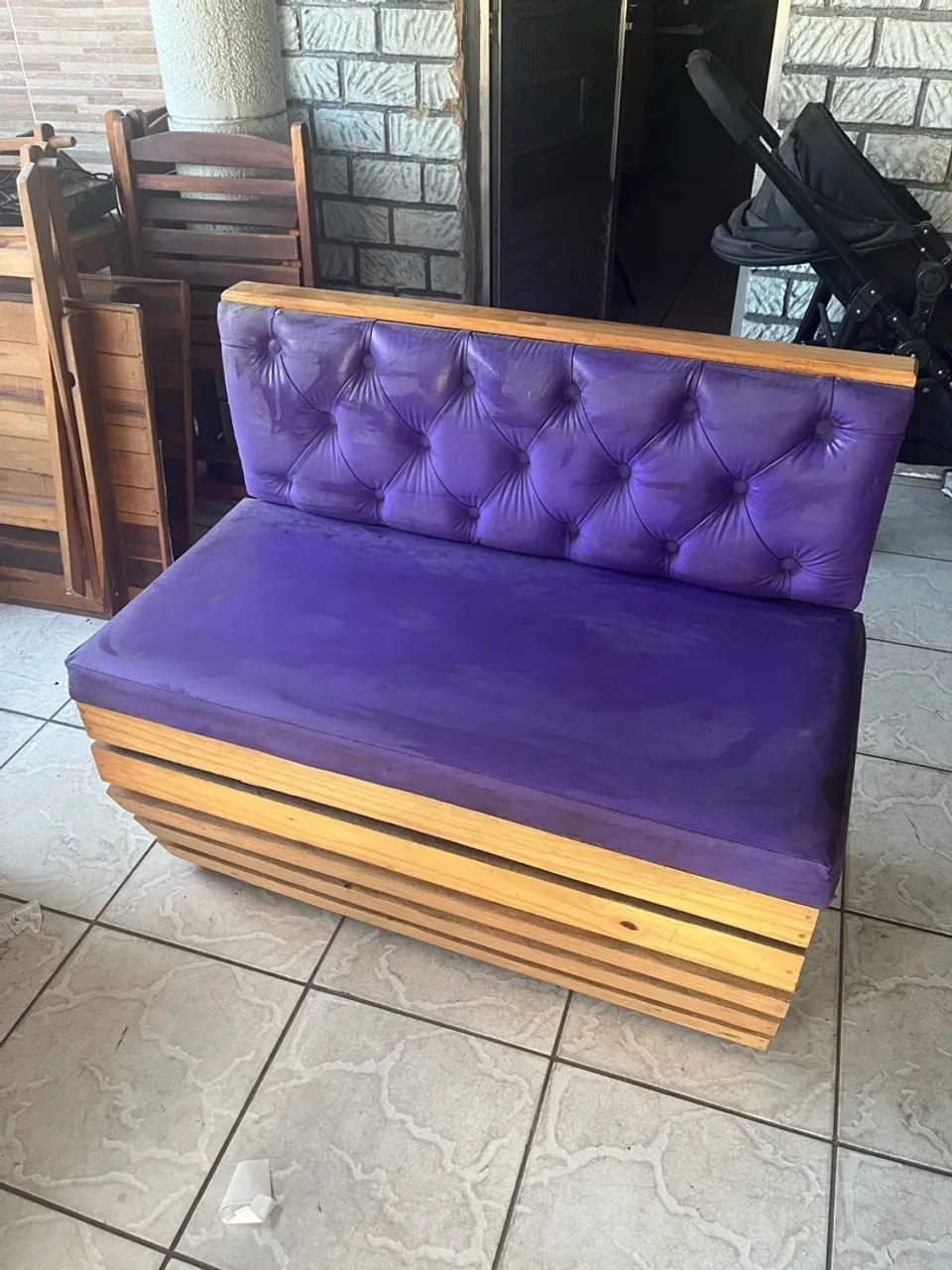 ? VENDO 2 SOFÁS DE MADEIRA COM ESTOFADO ROXO! ? - Foto 2