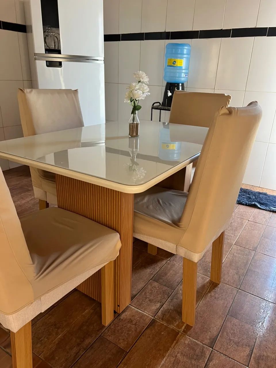 Vendo mesa com 4 cadeira  - Foto 4