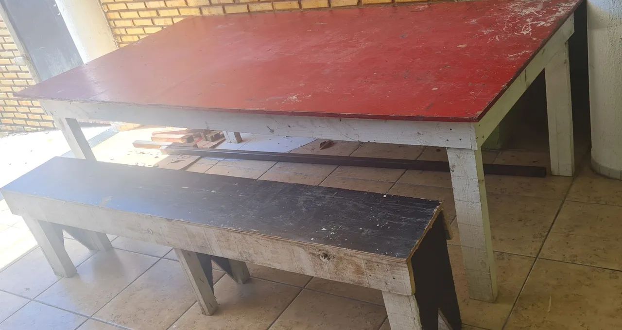 Mesa grande com 1 banco  - Foto 4