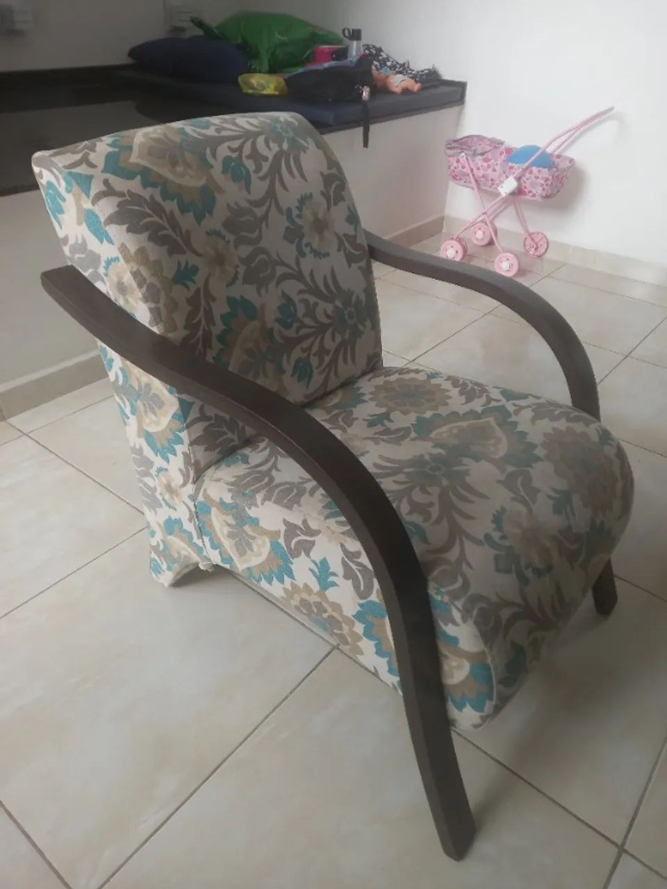 Poltrona em tecido com estampa floral e madeira - Foto 2