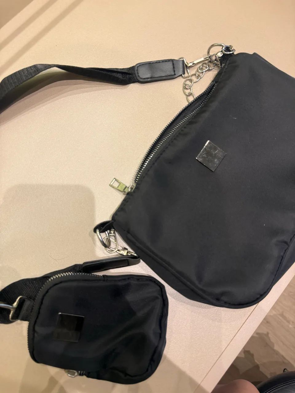 Bolsa preta com mini bolsa 