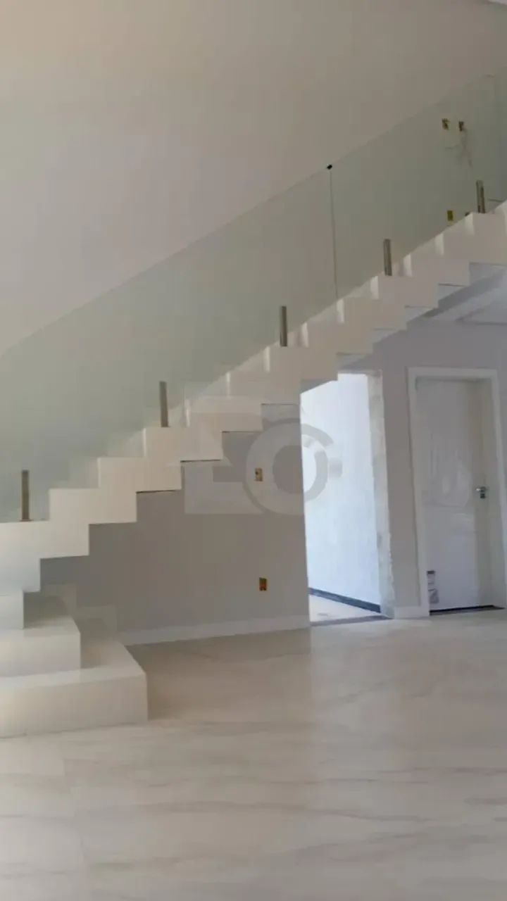 Condomínio DAMHA: Casa Duplex em Construção com 4 Suítes e Piscina Privativa
