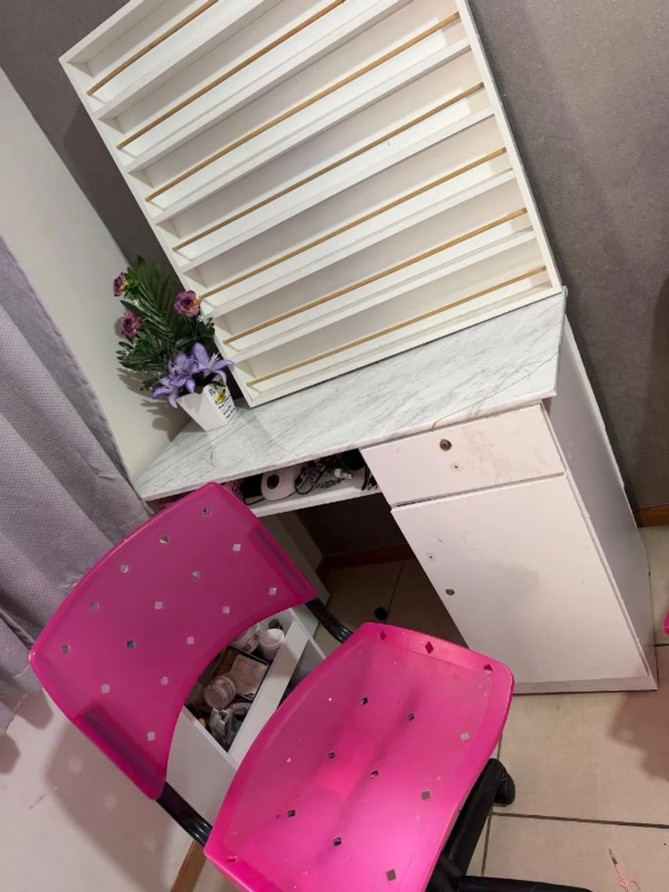 Mesa de manicure com cadeiras esmalteiro e carrinho auxiliar  - Foto 5