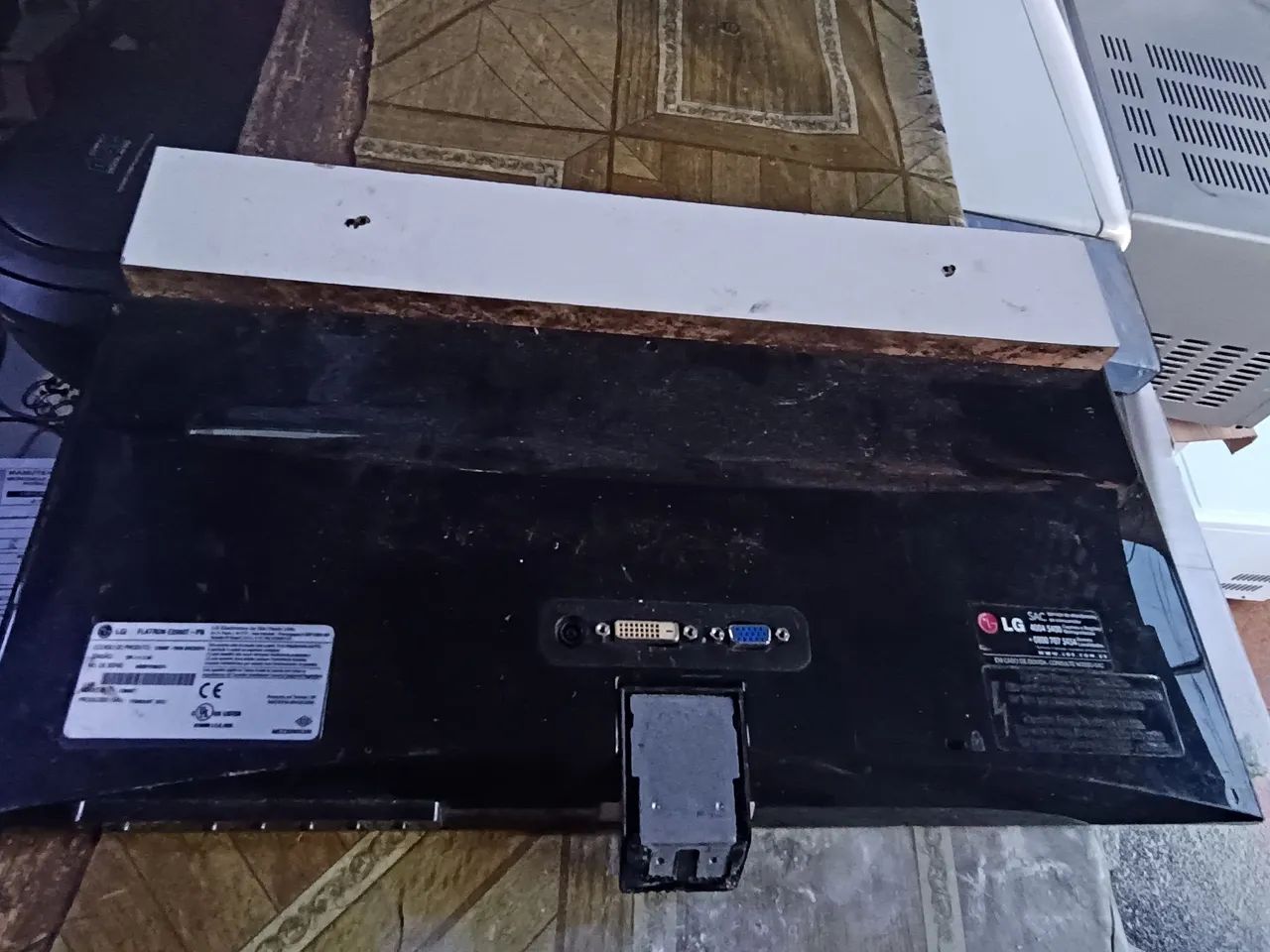 monitor LG Flatron E2060T-PN.Tela está com listras  - Foto 3