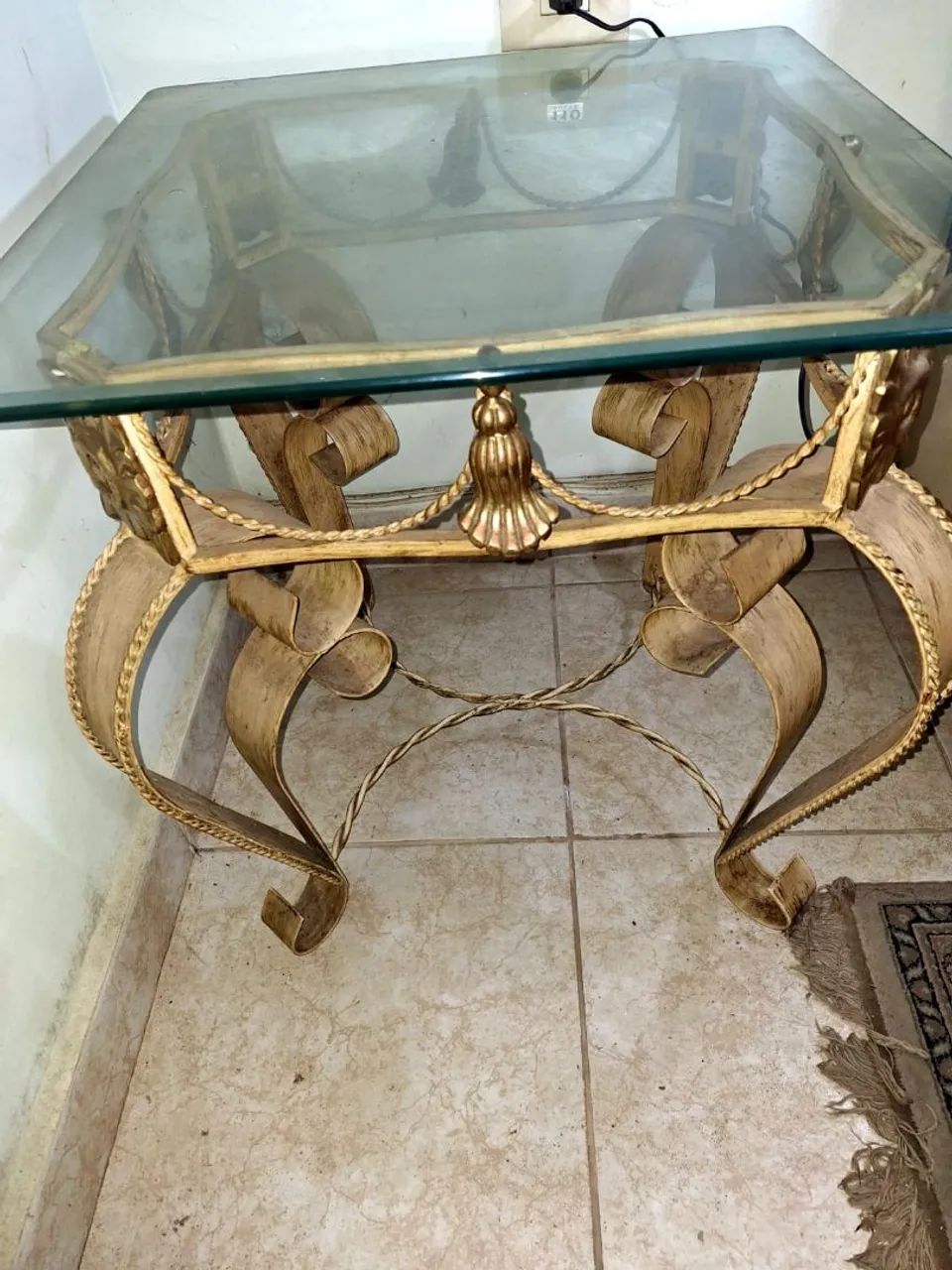 MESA LATERAL DE METAL DOURADO DO MEIO SÉCULO COM TOPO DE VIDRO  - Foto 2