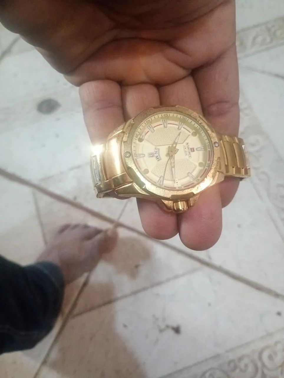Um relógio de pulso masculino  - Foto 4