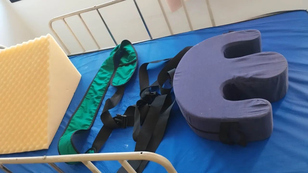 Cama hospitalar, colchão e adereços  - Foto 4