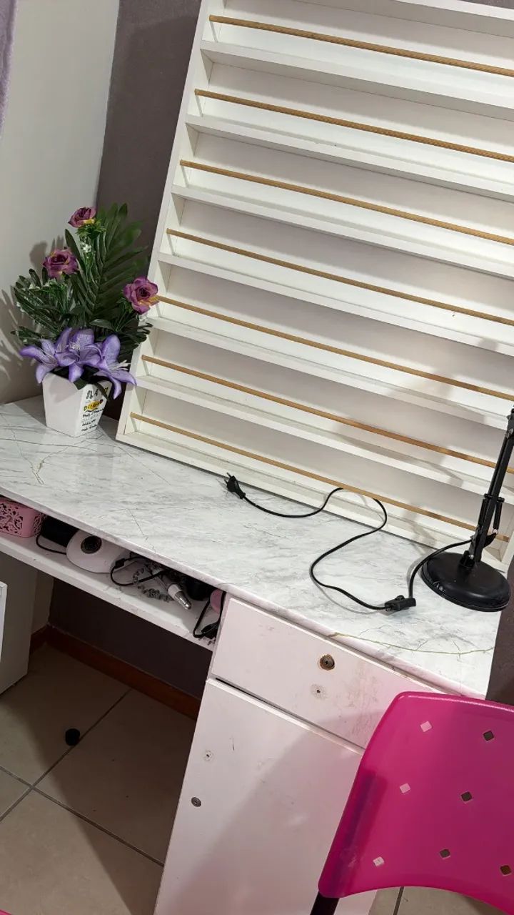 Mesa de manicure com cadeiras esmalteiro e carrinho auxiliar  - Foto 2