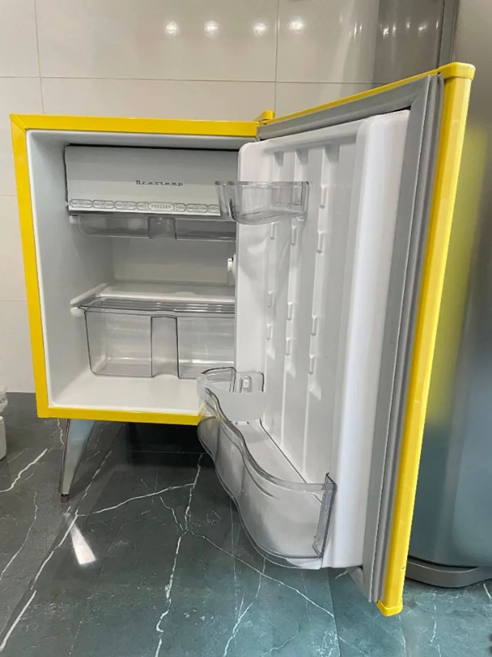 Frigibar Retrô 76L Brastemp Amarelo - Foto 2