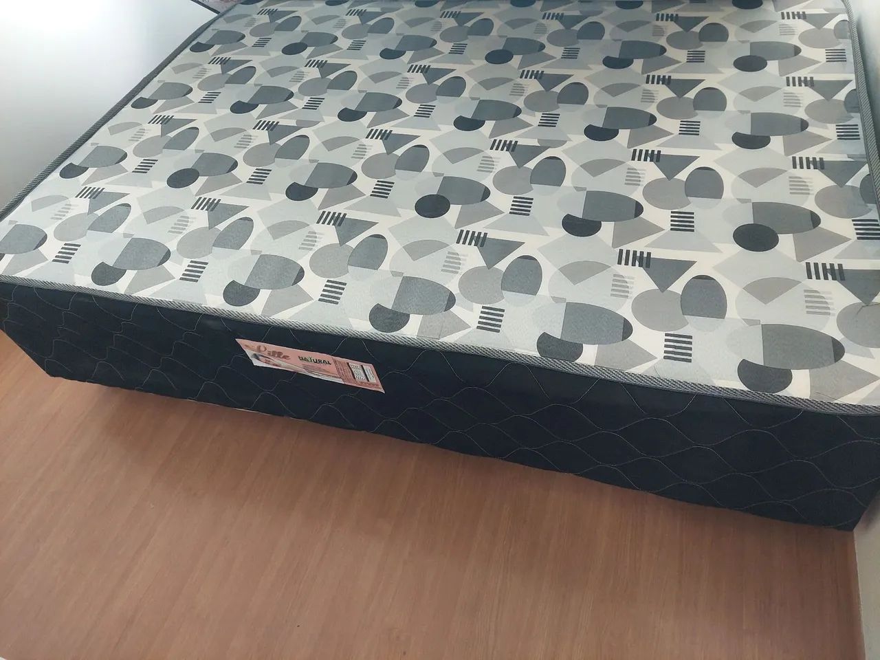 Vendo cama de casal base com colchão macio em anexo.  - Foto 4