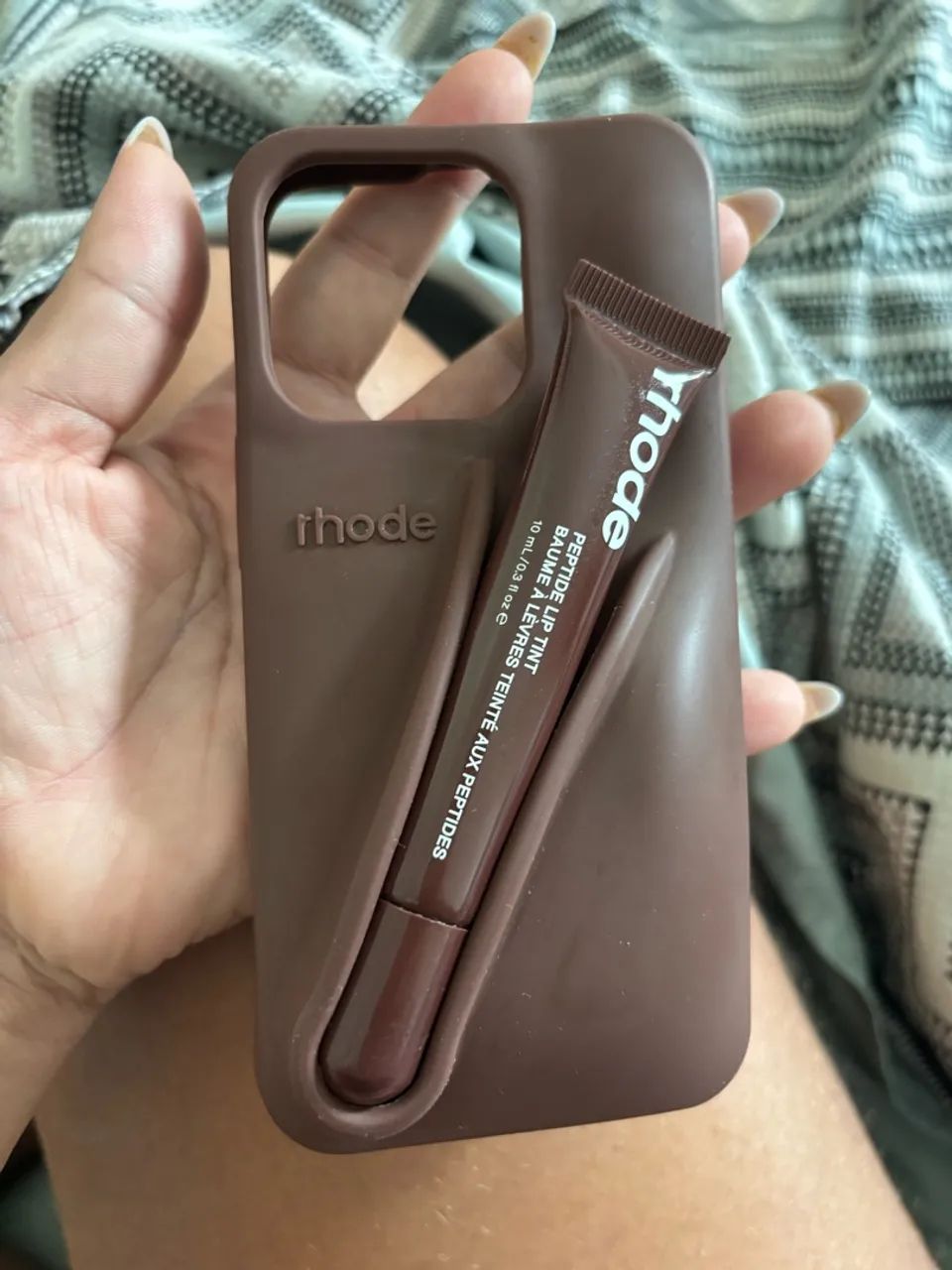 Capa de celular usada da Rhode iPhone 15 pro, e gloss novo  - Foto 4