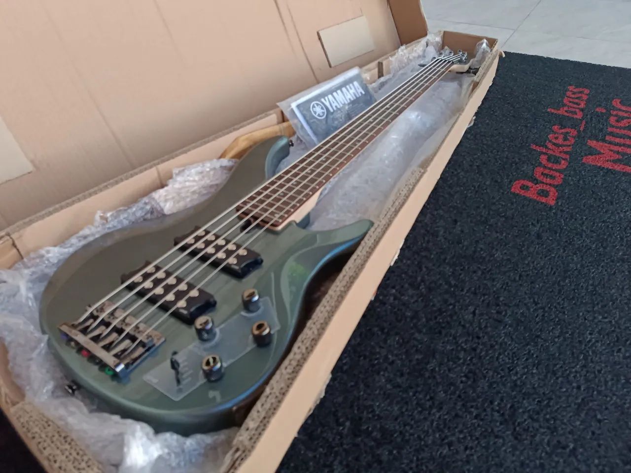 Baixo Yamaha trbx 305 zero na caixa - Instrumentos musicais