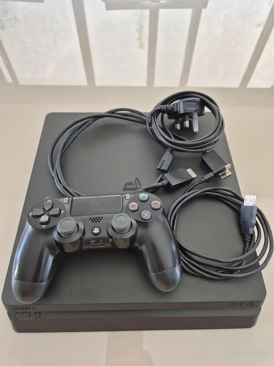 PS4 Slim com mais de 1000 jogos. ÚNICO DONO. 