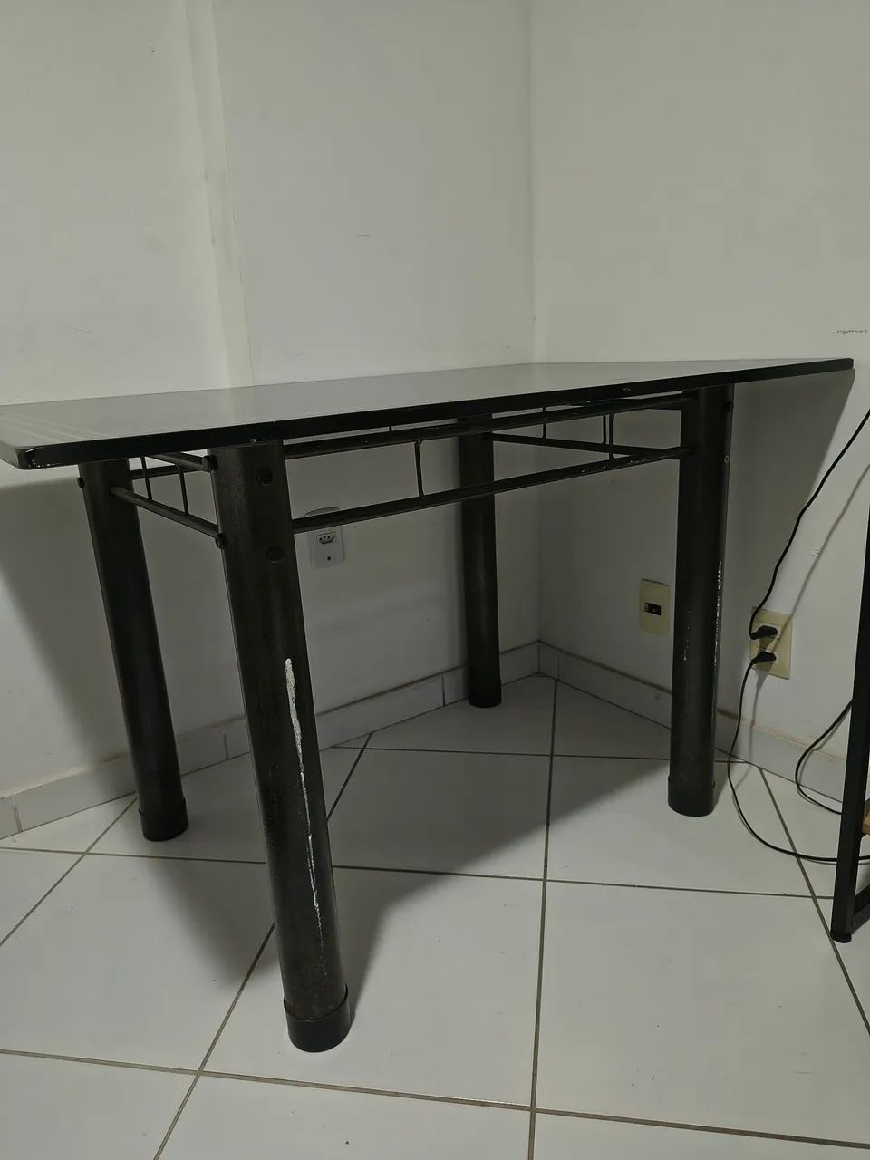 Mesa de jantar com tampo de mármore - 4 lugares - Foto 2