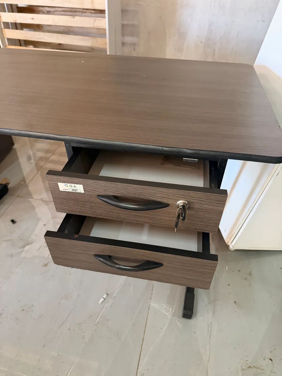 Mesa de escritório novinha com chaves e gavetas  - Foto 3
