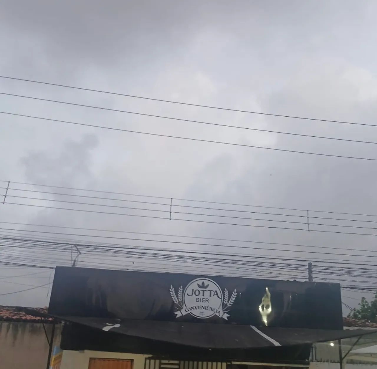 Vendo fachada com estrutura metálica 